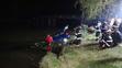 Potápěči uplavané auto nejdřív museli najít, pak ho uvázali a kolegové ho vytáhli pomocí navijáku
