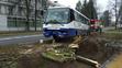 Řidič autobusu dostal infarkt a narazil do stromu - 1