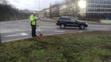 Policejní auto v Praze vyletělo ze silnice (2)