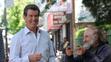 Bezdomovec, který zná všechny celebrity a všechny celebrity znají jeho - Pierce Brosnan