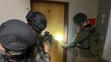 Policisté prohledávají vnitřní prostory univerzity
