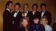 Herci Dynastie - zleva Michael Nader, Christopher Cazen, John Forsythe, Wayne Northrop, Gordon Thomson, Leann Hunleyová, Terri Garberová a Heather Locklearová, 1987