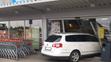 Auto vjelo do supermarketu (1)