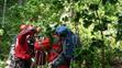 Zříceného paraglidistu zachránili hasiči ze stromu vrtulníkem