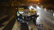 Zatímco policejní vůz zůstal na silnici, forda náraz odhodil do zdi