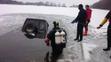 Hasiči museli vytáhnout auto z ledové vody