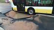 Pod autobusem v Mostě se propadla silnice