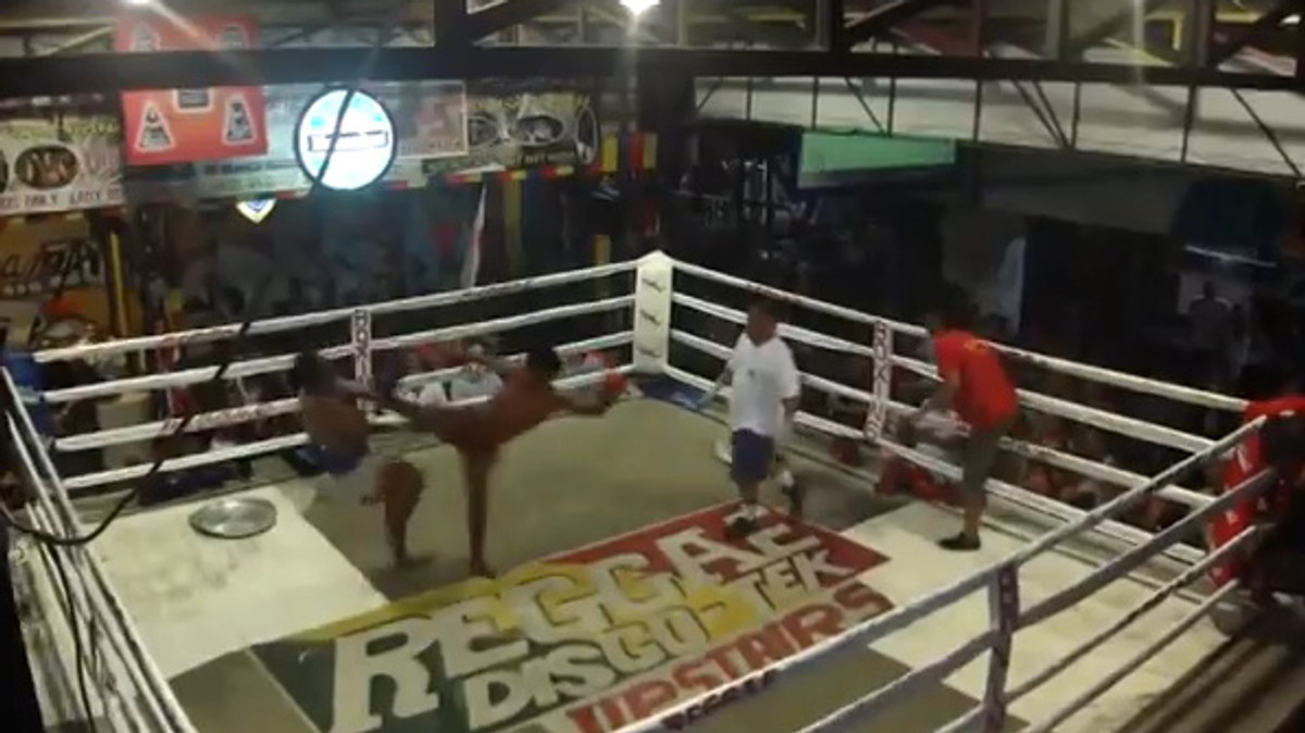 NEJŠÍLENĚJŠÍ kickbox! Rány plechovým tácem i drsný kop do krku