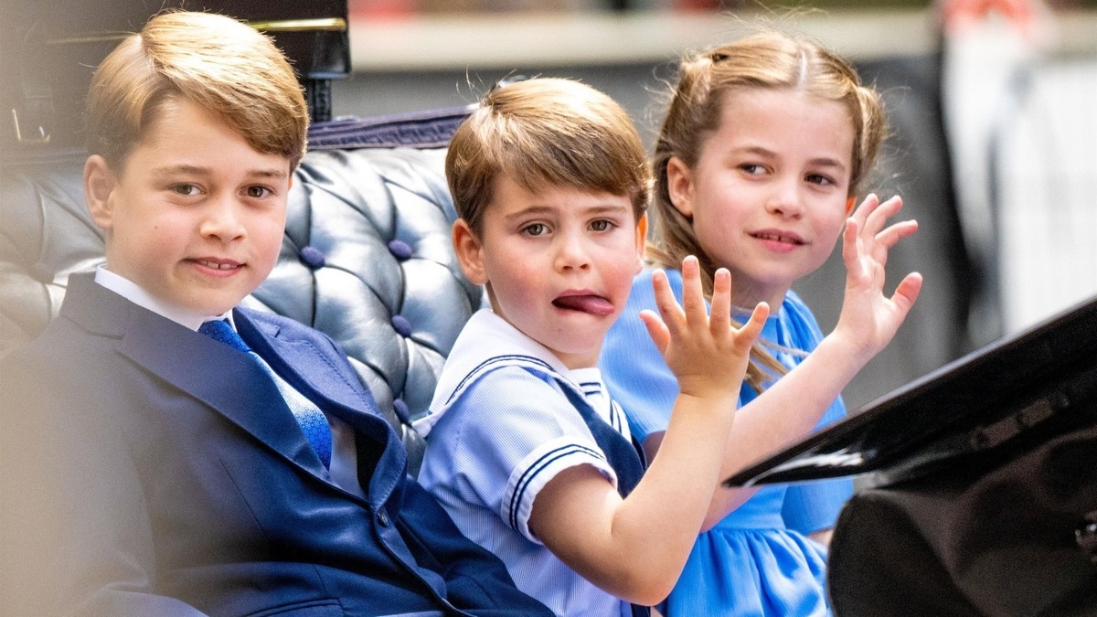 Prince William and Kate Share New Christmas Photo of Children: Charlotte Growing Up, George and Louis Adorable