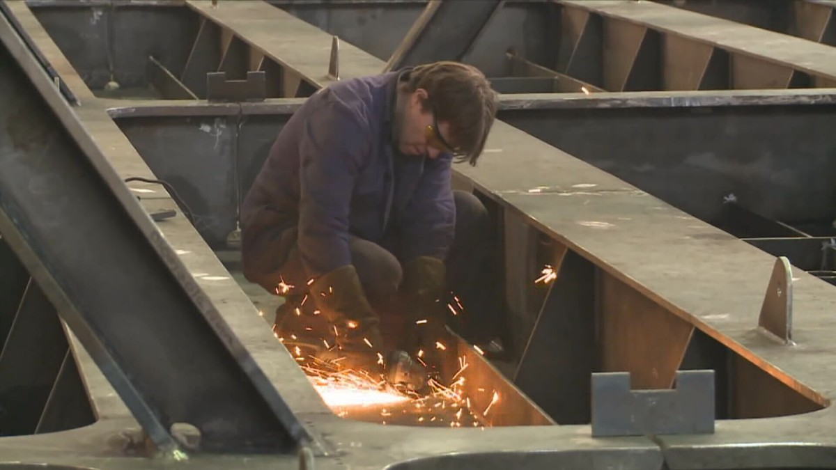 Český průmysl se řítí do propasti. Následuje tam Německo, tvrdí ekonom