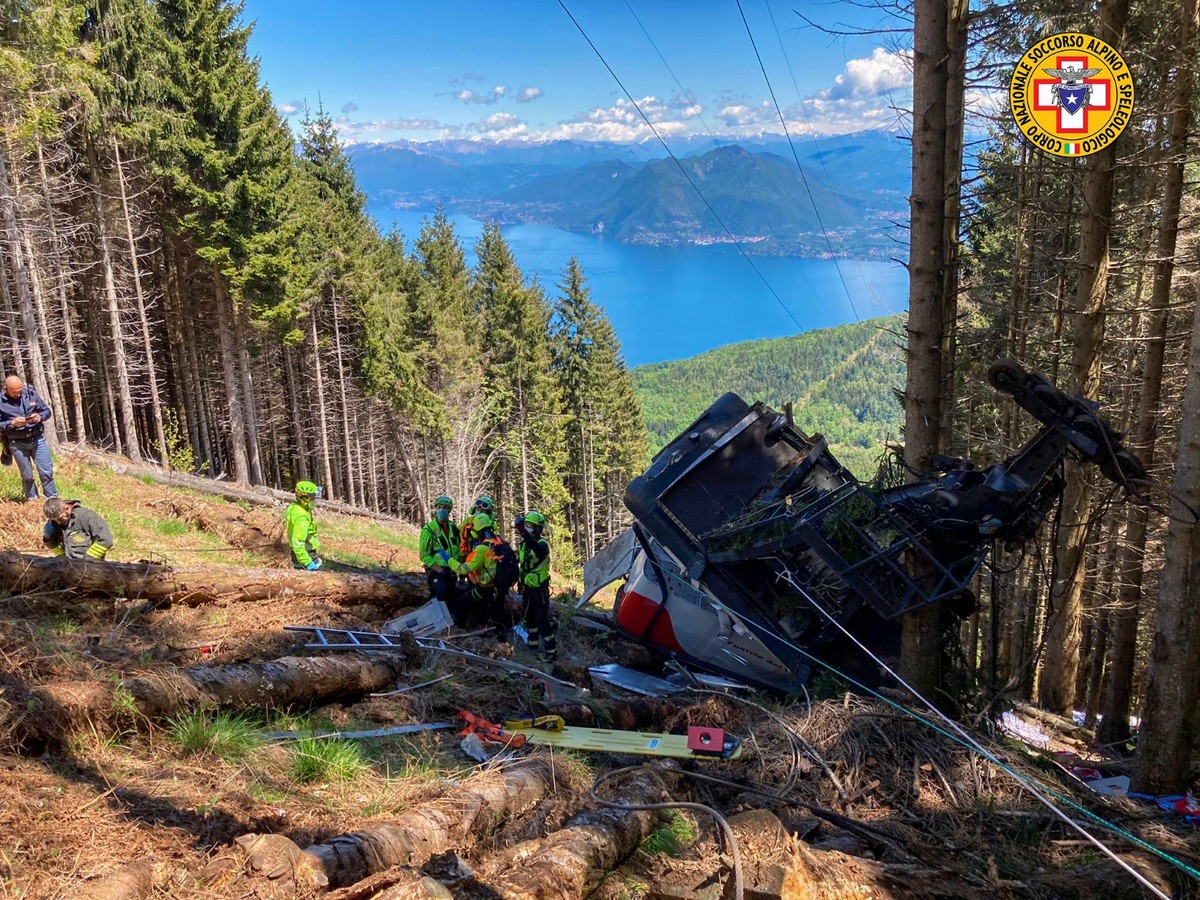 VIDEO: Funivia con turisti che cadono nel nord Italia.  14 persone sono morte