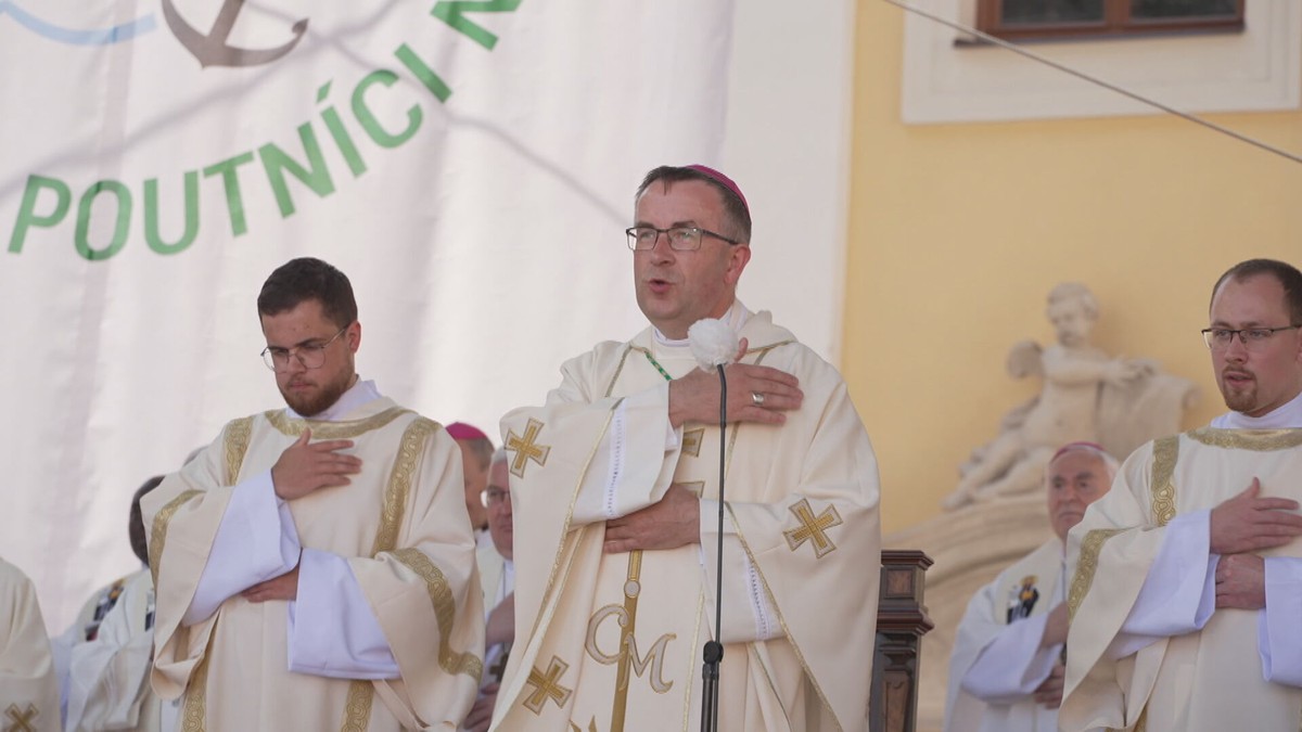 Desetitisíce lidí zamířily na Velehrad. Přišli věřící i stovky stánkařů