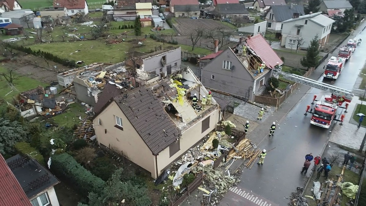 W Polskę uderzyło sześć tornad.  Ekstremalne warunki pogodowe pochłonęły życie