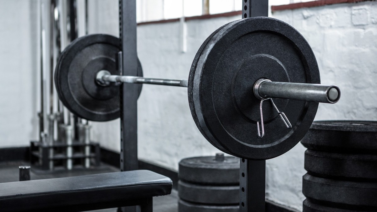 Na Bali zemřel známý fitness influencer. Činka s 210 kily mu zlomila