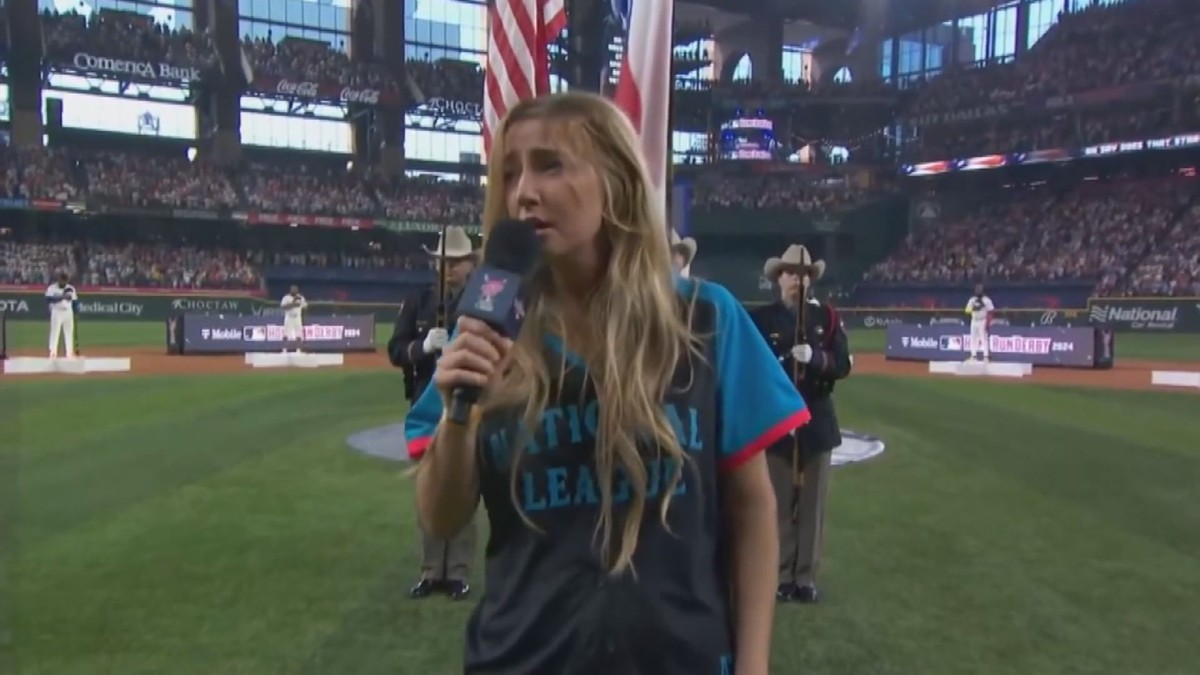 アメリカ国歌を歌う際の恥ずかしさ。酔った歌手はひどいパフォーマンスをした。