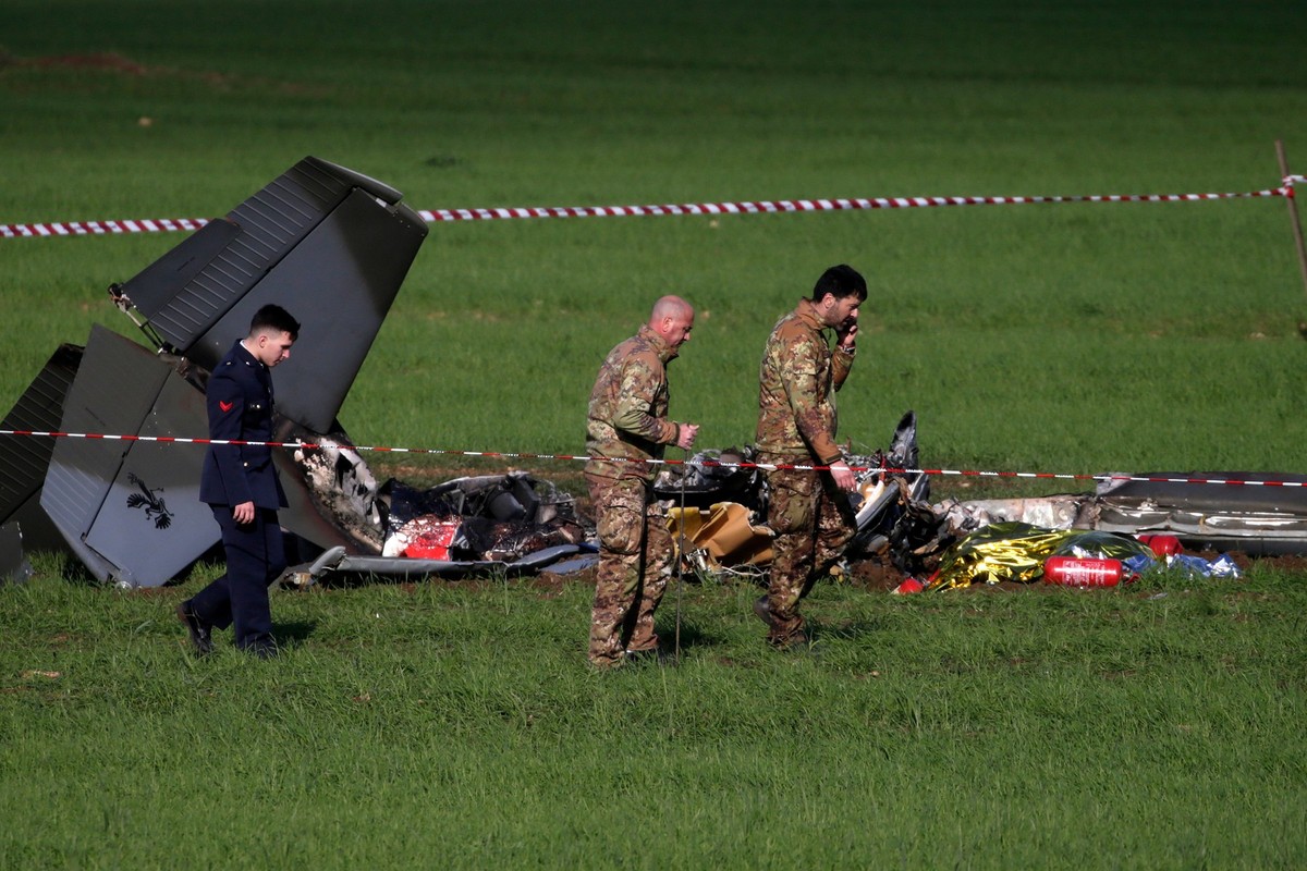 Due aerei si scontrano durante un’esercitazione aerea in Italia.  Il pilota non è sopravvissuto allo schianto