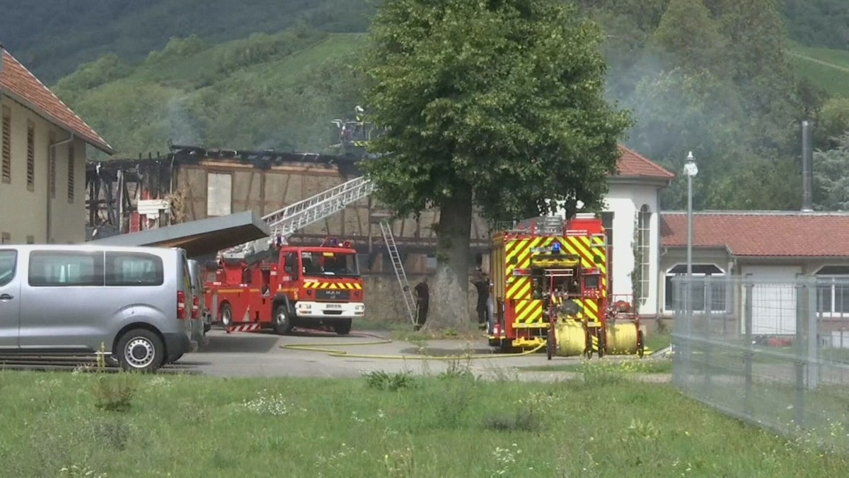 En France, une maison de retraite prend feu.  Onze personnes sont mortes dans l’incendie