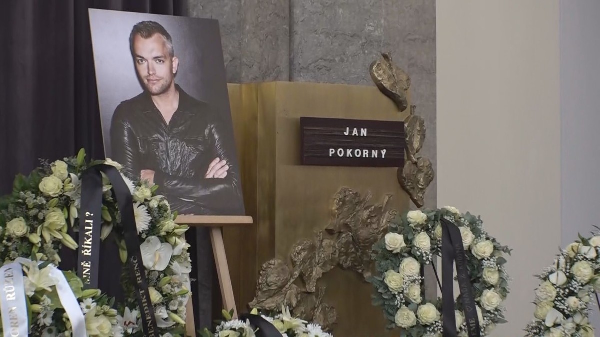 Czech stars say goodbye to designer Pokorný.  Čvančarová could not hold back the tears