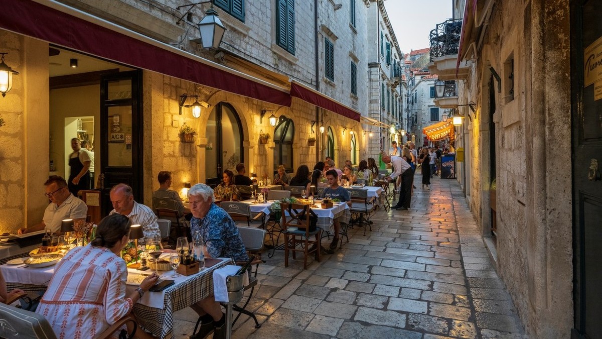 Tourist Shocked by High Prices at Restaurant in Hvar, Croatia