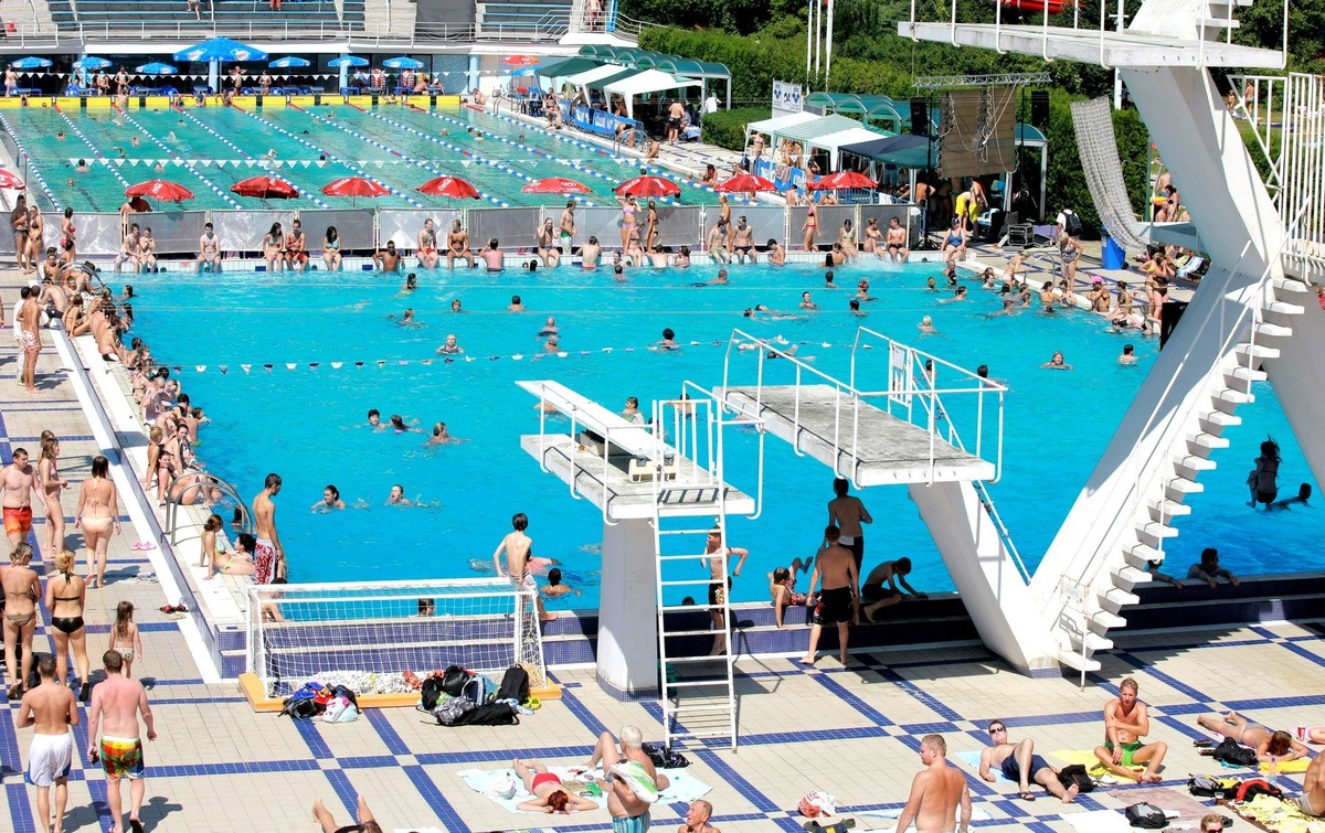 Where to go with the children after the report card.  An overview of the best swimming pools in Prague and its surroundings