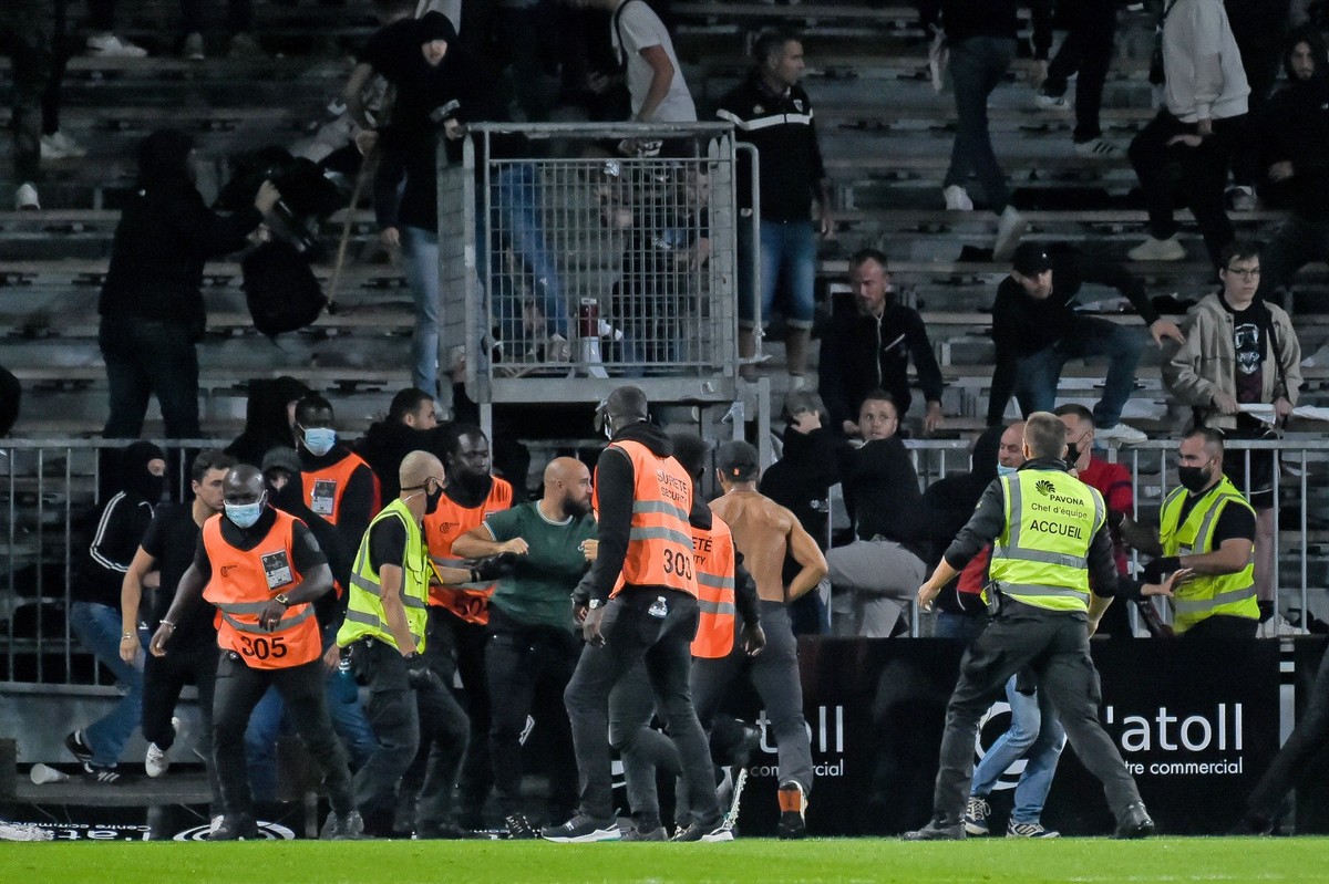 V Ligue 1 padaly tresty za výtržnosti. Třem klubům hrozí ztráta bodů - TN.cz