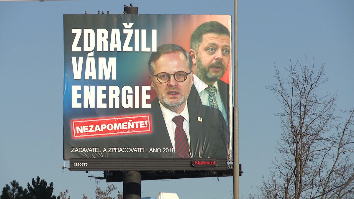 Půl roku před volbami strany přitvrzují. Nešetří hrubými výrazy ani osočováním