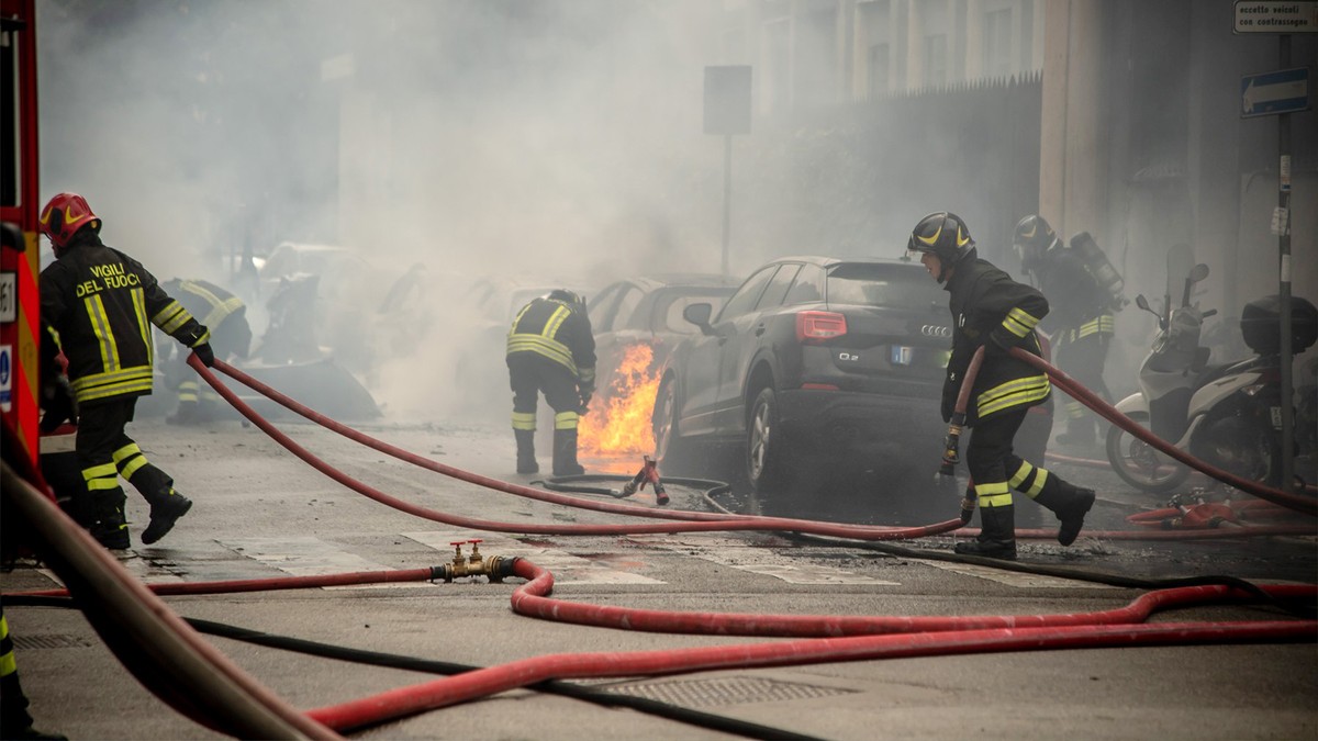 Un furgone è esploso nel centro di Milano.  L’esplosione ha colpito anche un edificio adiacente