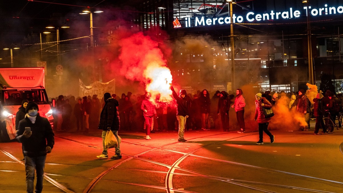 Bombe, auto in fiamme.  Gli anarchici in Italia infuriano dopo l’arresto del capo