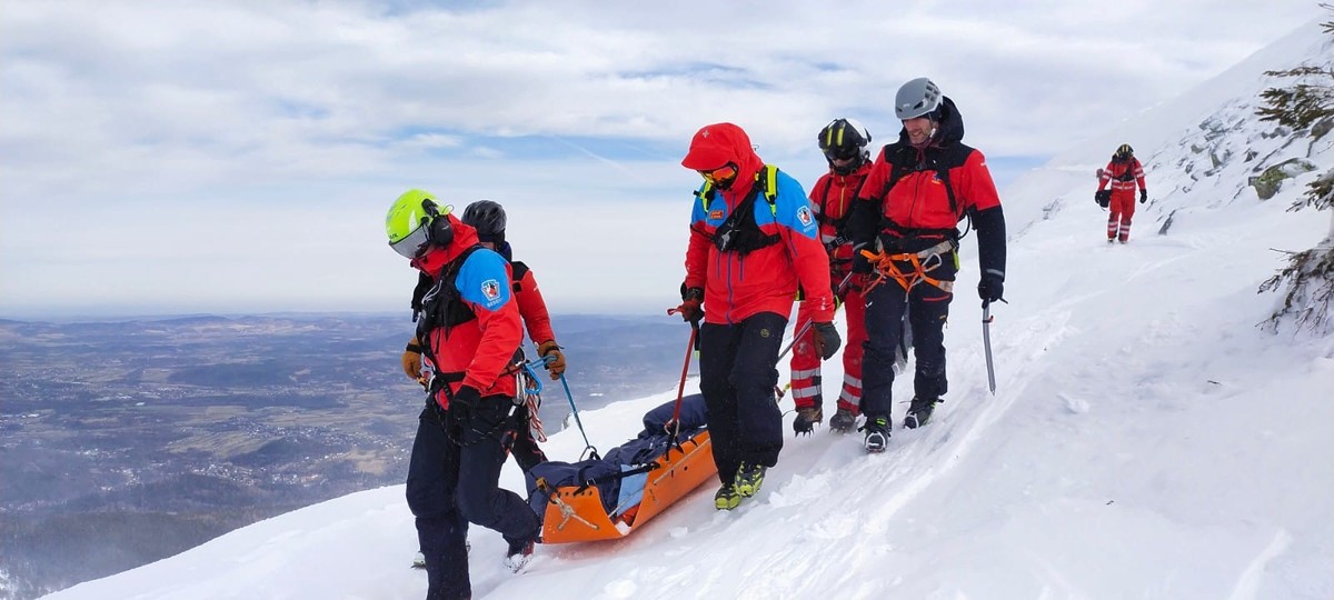 L’homme s’est écrasé du haut de Sněžka dans la vallée de Lomnička.  Il est tombé à 400 mètres