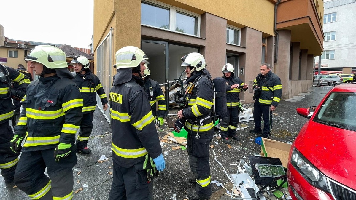 Un negozio è esploso nel mezzo di Hradec Králové.  La polizia sta trattando questo caso come un crimine