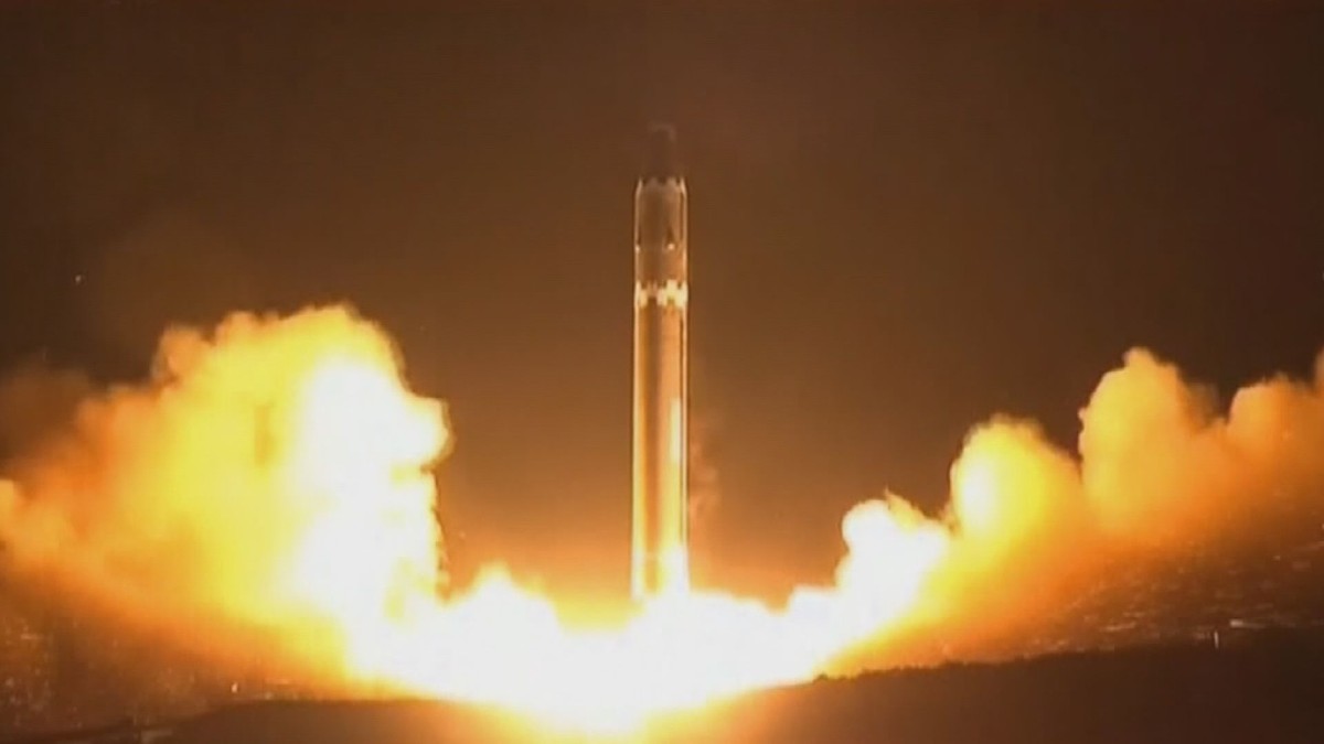 Severokorejská raketa letěla 1 000 kilometrů. Spojené státy svolaly ...