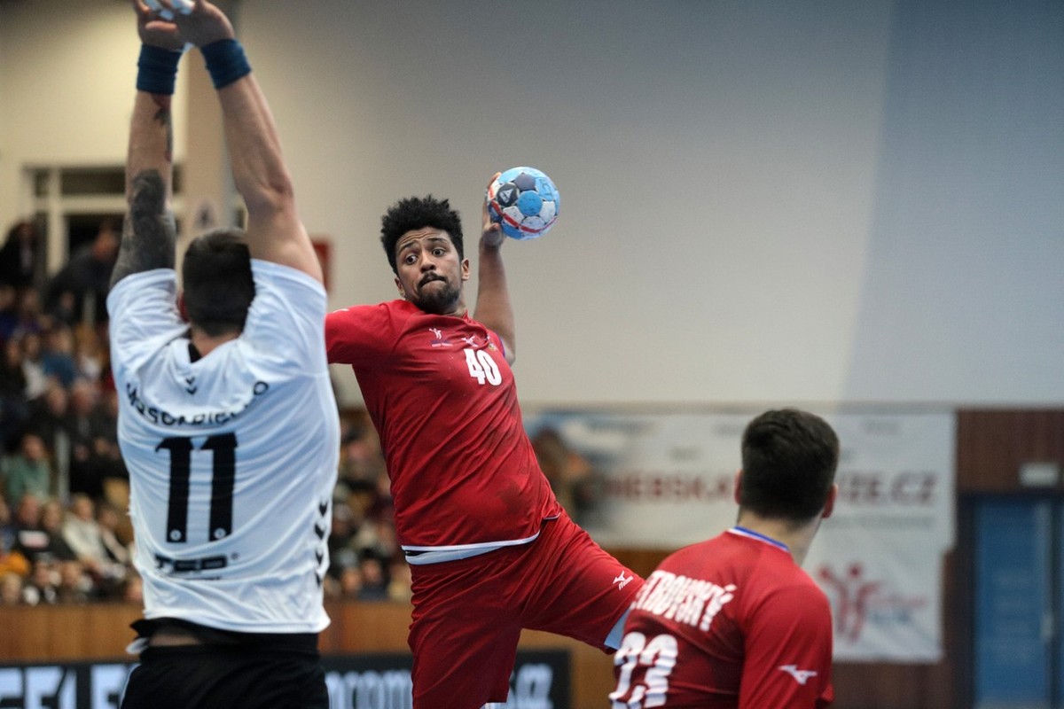 Ich esse Handball in Deutschland, Rassismus habe ich hier nicht erlebt, sagt Mubenzem