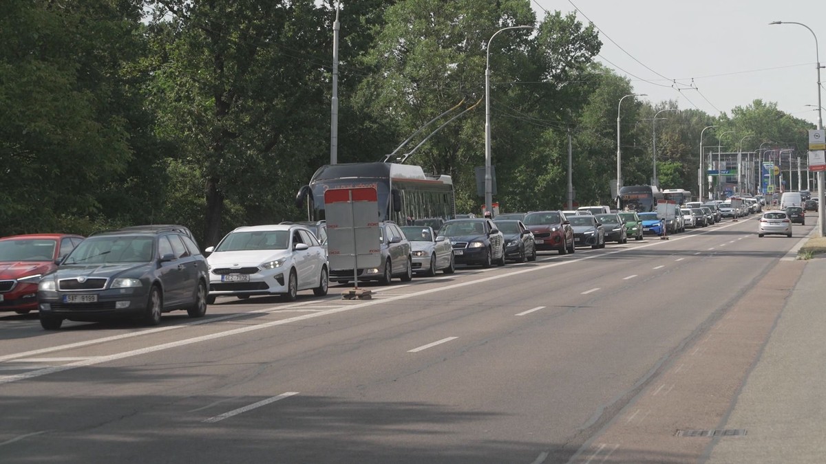 Dopravní peklo v Pardubicích. Provoz výrazně komplikuje řada uzavírek