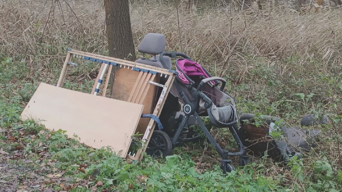 Jenštejn toho má dost. Starosta nabízí odměnu za dopadení viníka černé  skládky