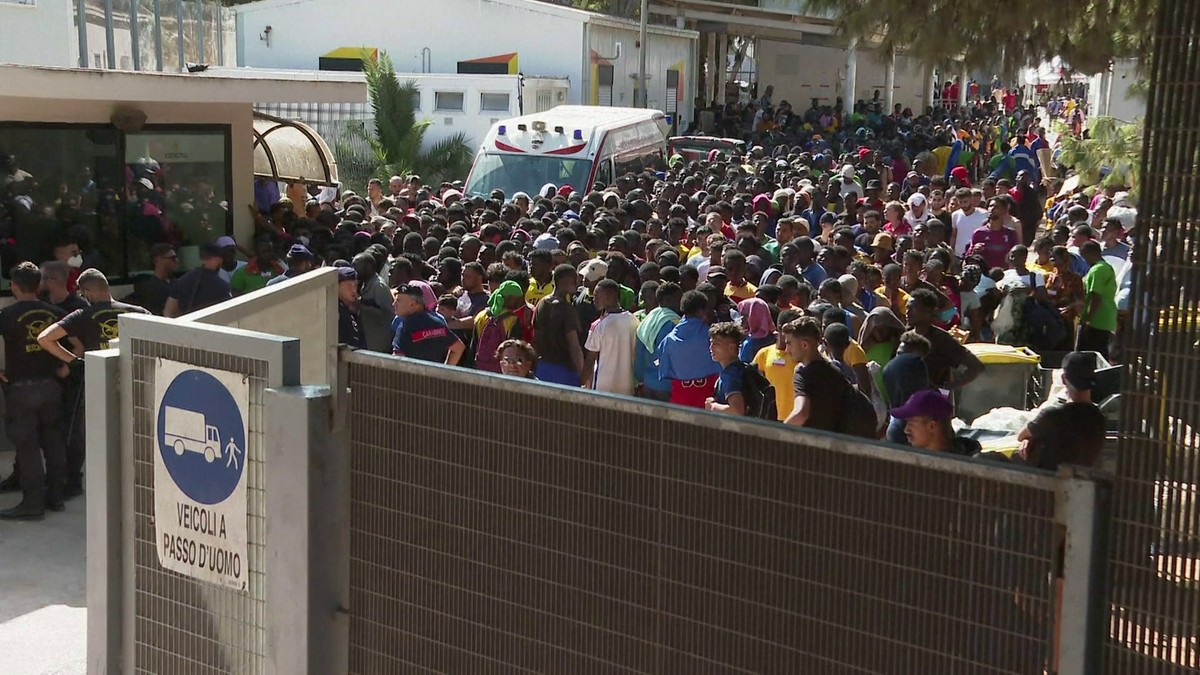 Si è verificata un’altra ondata migratoria.  Migliaia di profughi arrivano in Italia