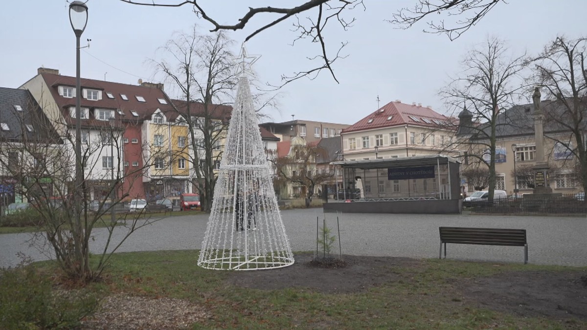 Chotěboř nahradila vánoční strom umělou konstrukcí. Je ošklivá a drahá,  štve lidi