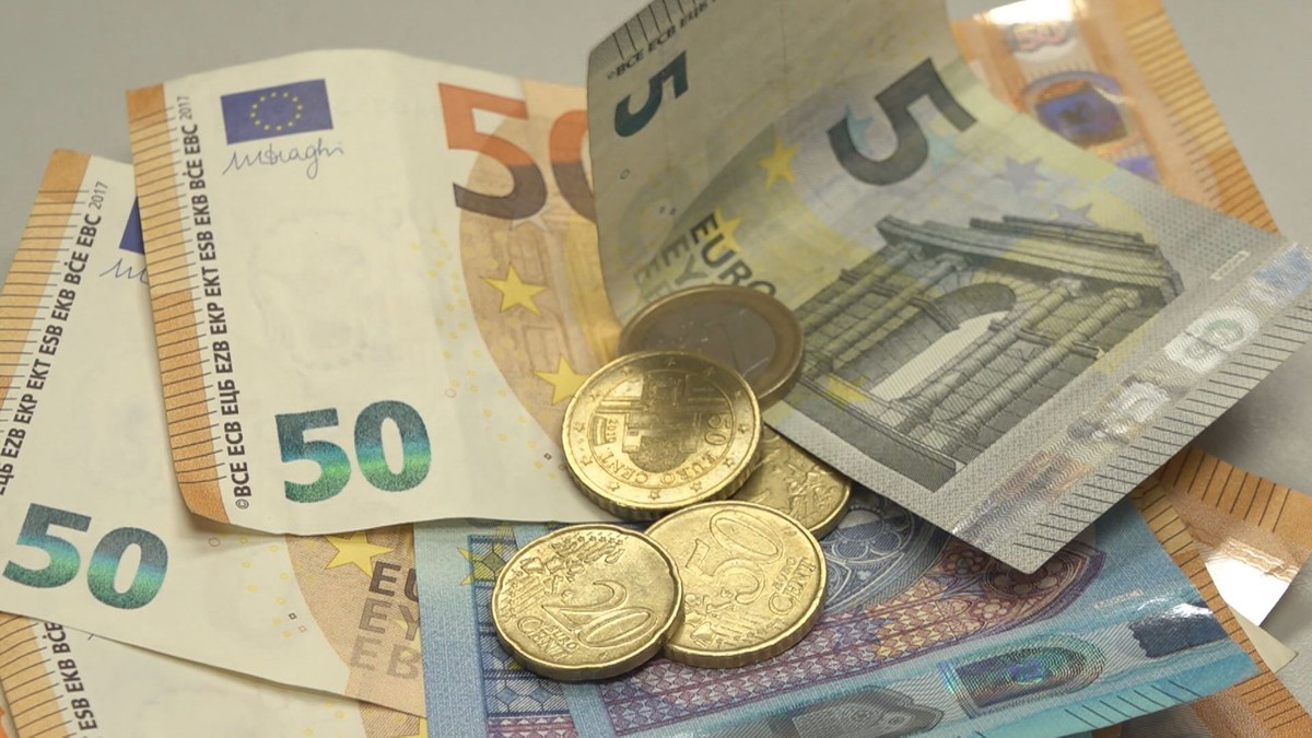 L’euro s’est affaibli et vaut la même chose que le dollar.  Les économistes préviennent que de nouvelles hausses de prix sont menacées
