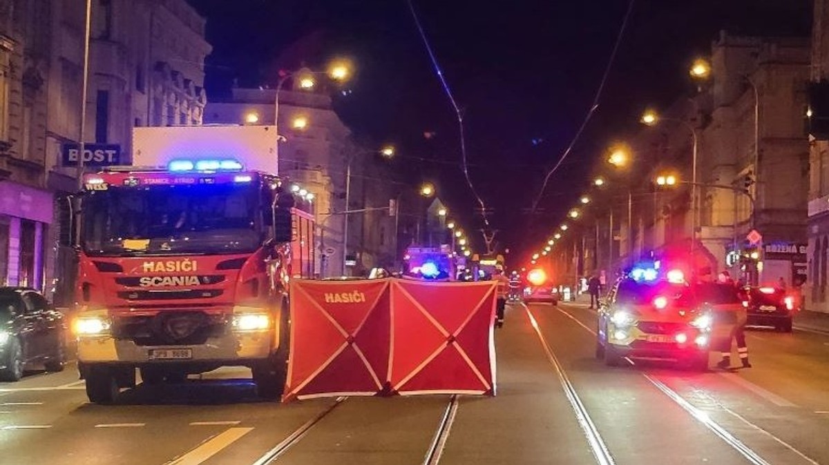 Tramvaj v Plzni srazila muže a vláčela ho za sebou. Neměl šanci přežit
