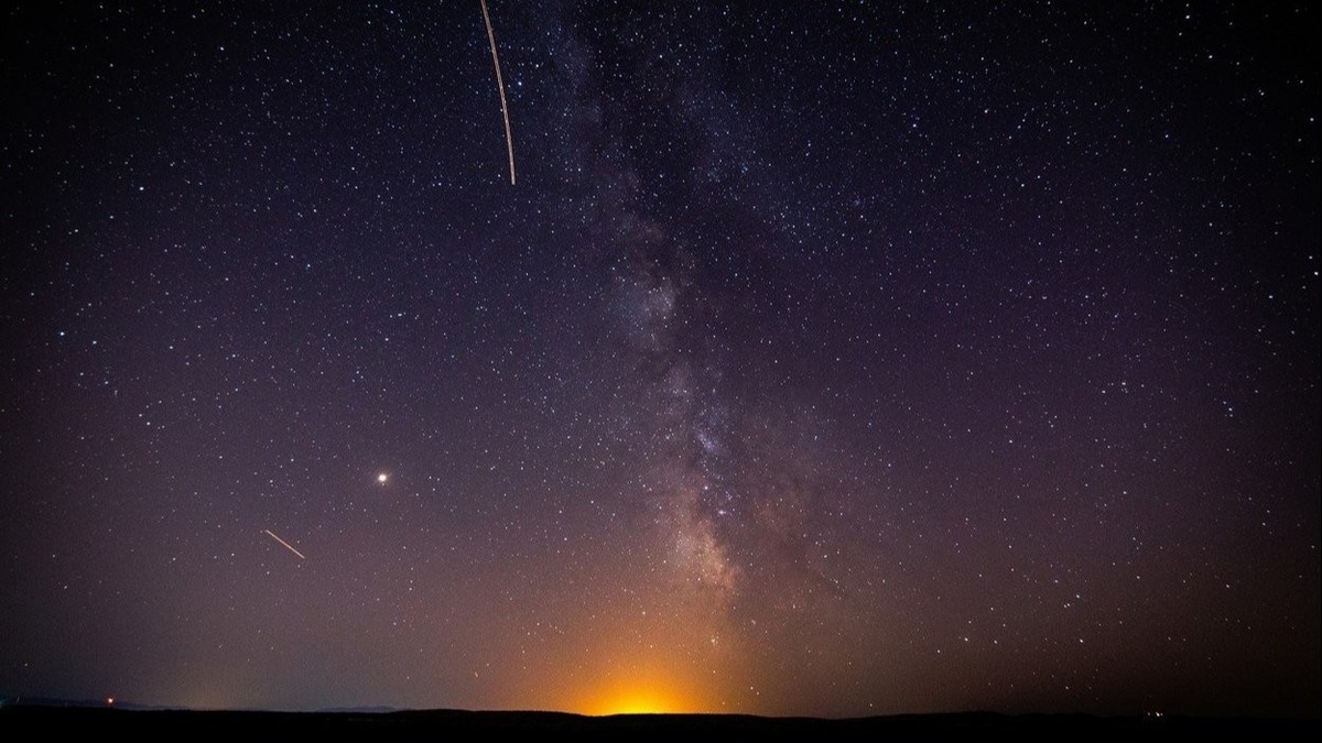 Observing the Perseids Meteor Shower in August: Ideal Conditions and Viewing Tips