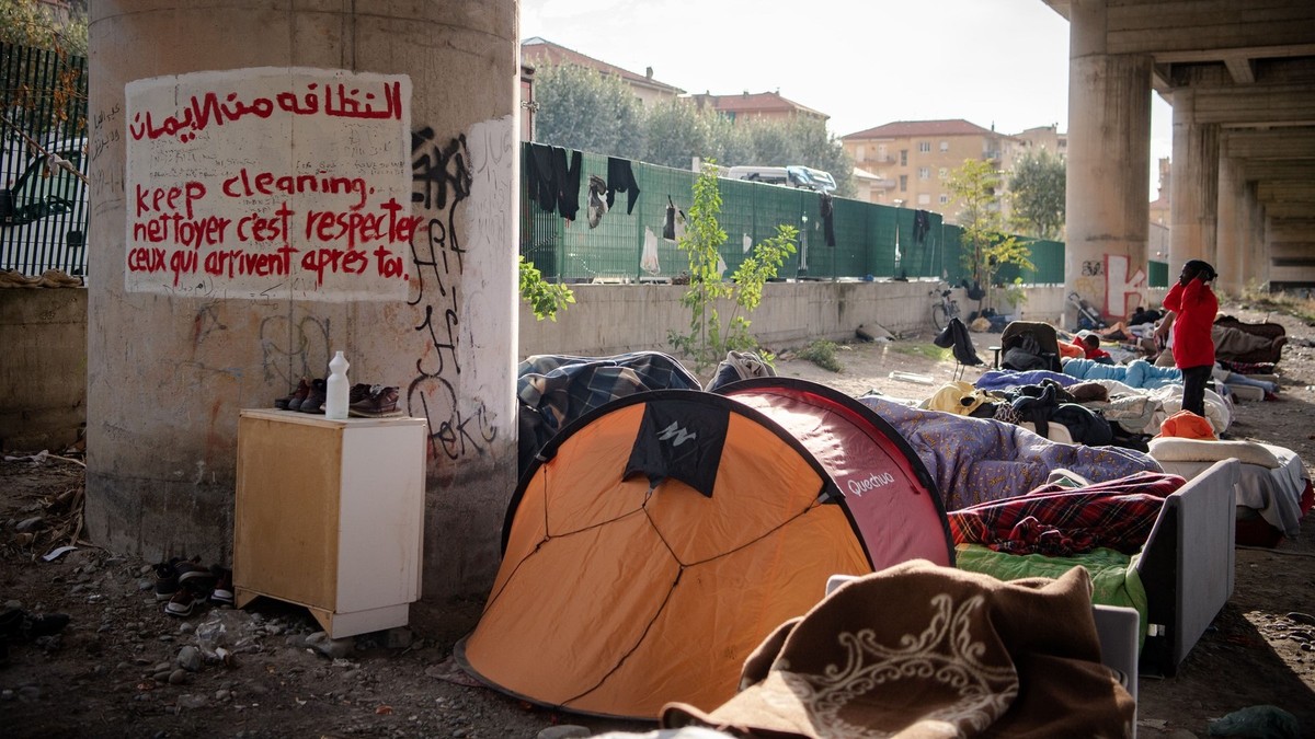 L’Italia ha dichiarato lo stato di emergenza per i migranti.  C’è anche la minaccia di restrizioni di viaggio