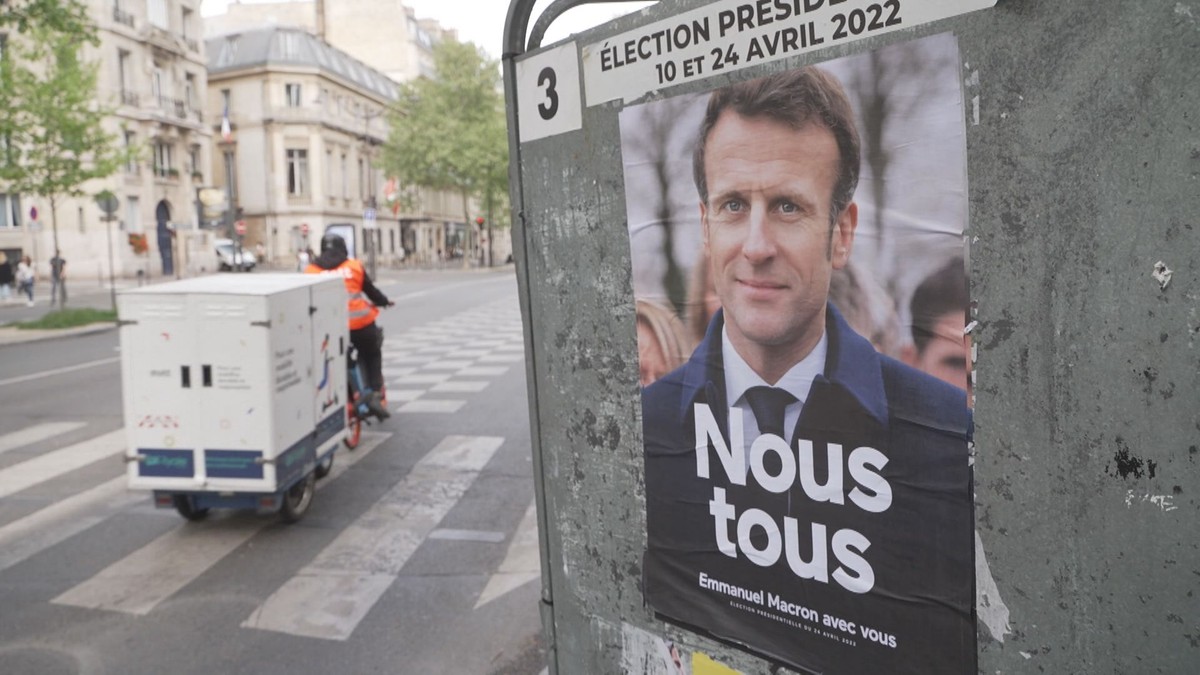 La veille des élections françaises.  Beaucoup de gens veulent jeter des votes non autorisés dans l’urne