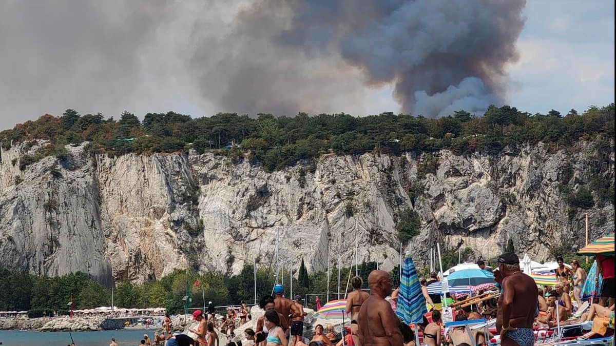 Un enorme incendio minaccia la località italiana, devono chiudere l’autostrada per Trieste
