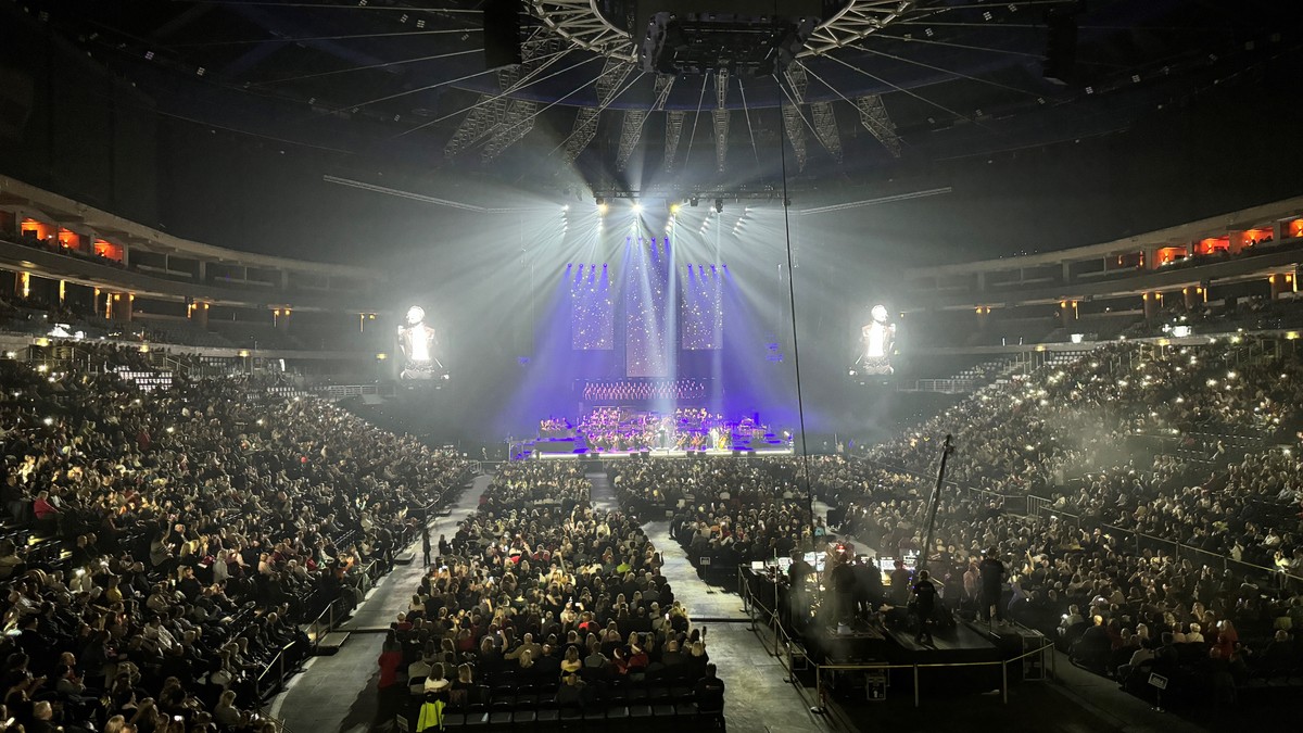 Christmas Concert in Prague’s O2 Arena Honors Victims with Message of Love and Hope