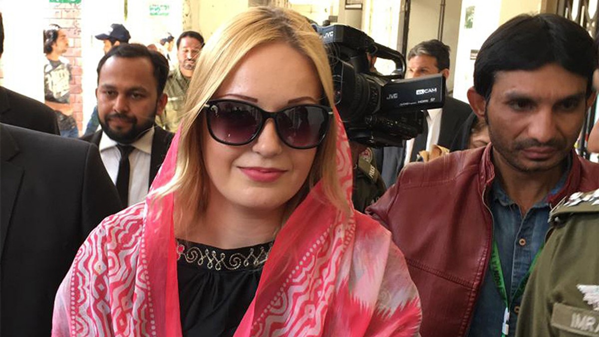 Tereza H., kterou čtyři roky věznili v Pákistánu, je těhotná. Ukázala bříško