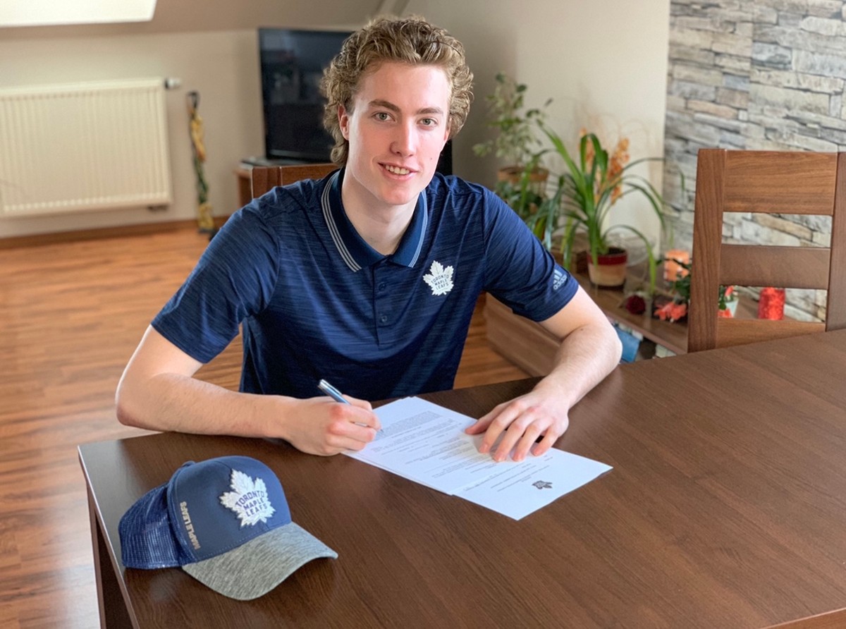 Obránce Filip Král podepsal tříletý nováčkovský kontrakt s Torontem