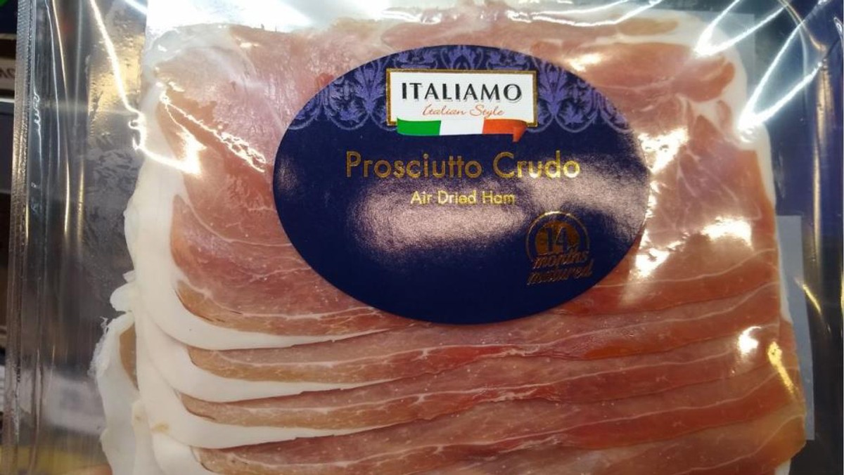I produttori risparmiano sulla carne.  Tutto il prosciutto italiano deve essere acquistato in negozio