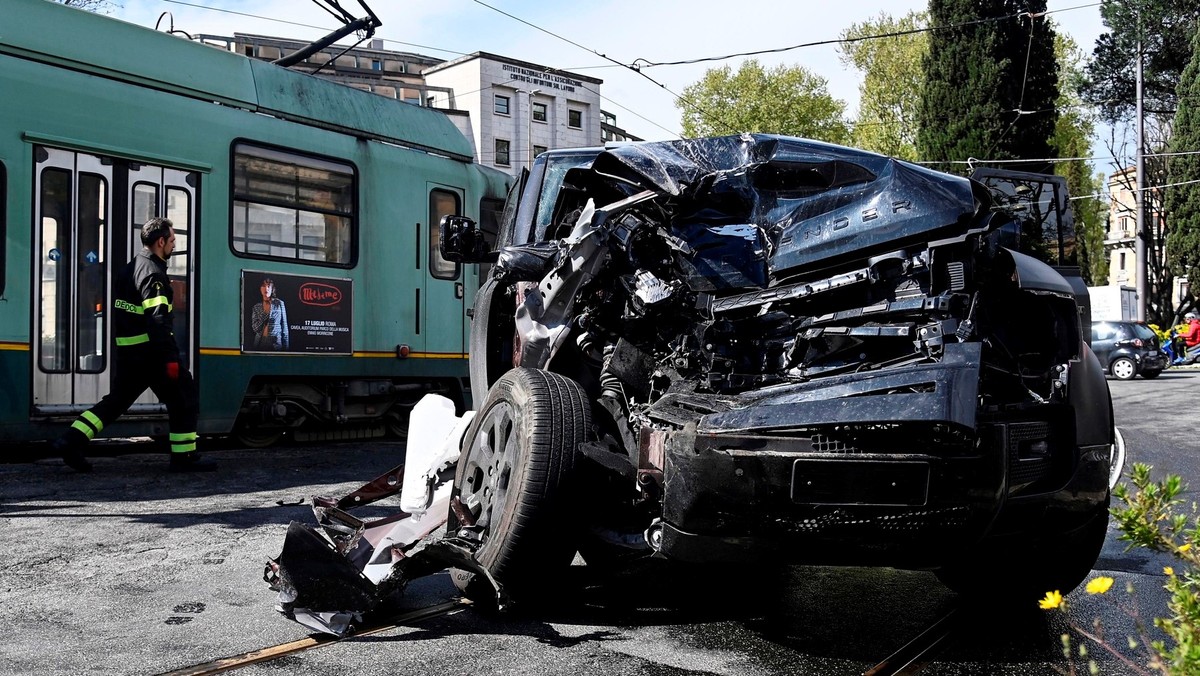 L’auto del calciatore italiano è stata travolta dal tram.  Opora Lazia e sua figlia sono in ospedale