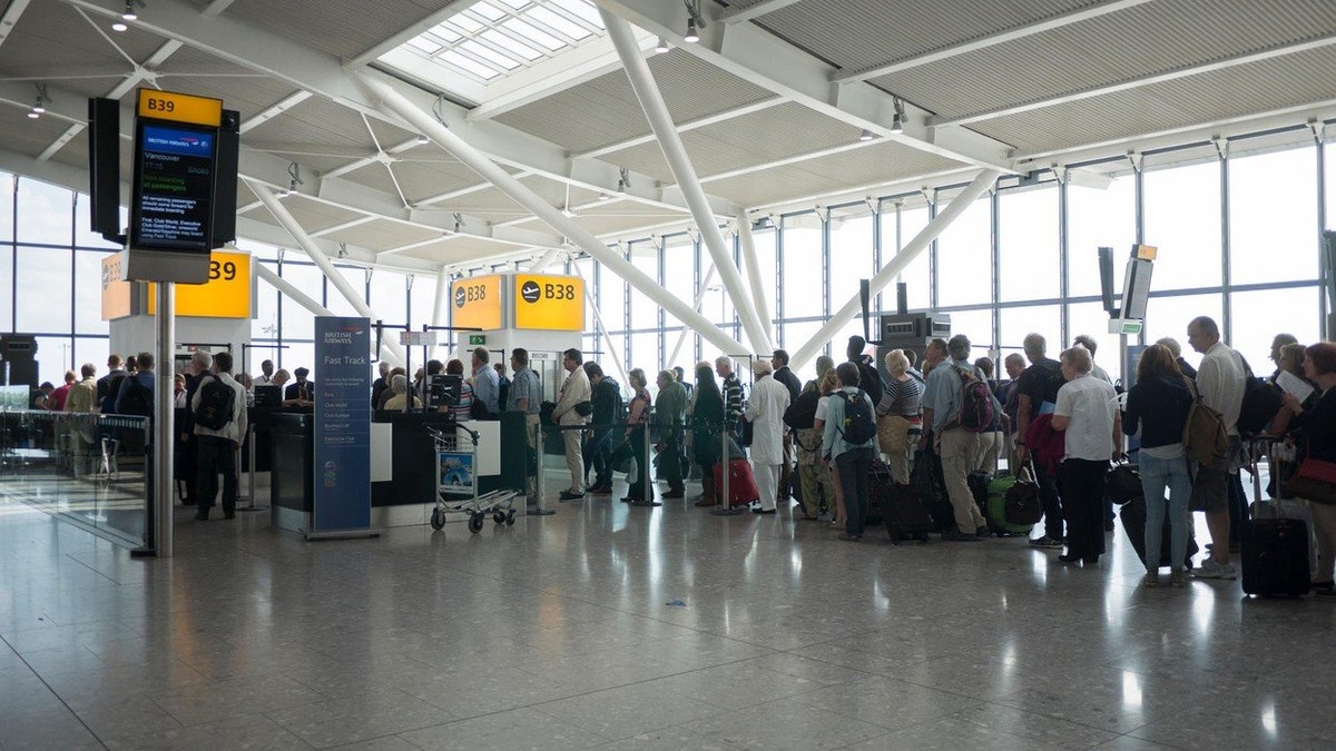 Gli aeroporti britannici hanno problemi tecnici.  In tre giorni 20mila persone non sono volate