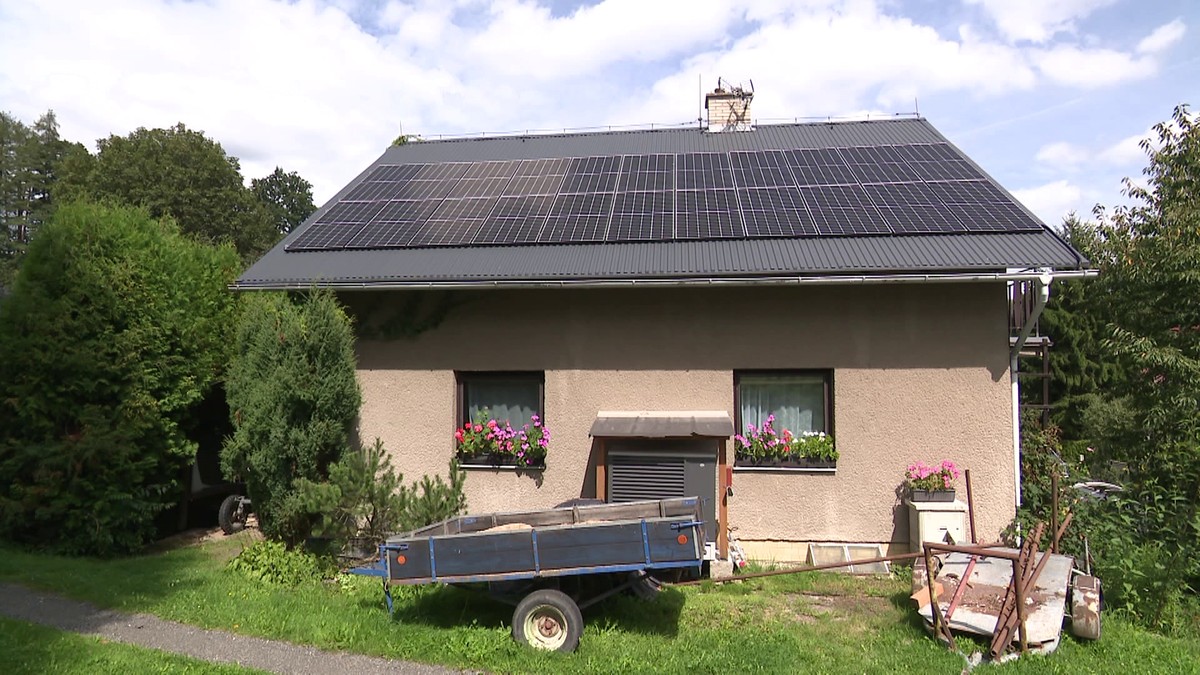 Manželé si pořídili solární panely. Použít je ale nemohou, v síti není kapacita | TN.cz