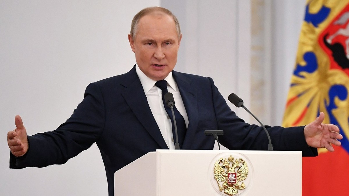 Secret Service: Putin undergoes cancer treatment.  Everyone in the Kremlin feels the apocalypse is near